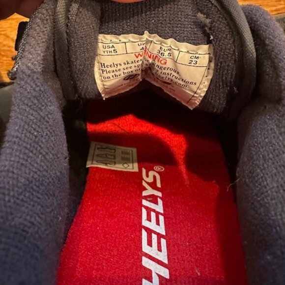 Youth Size 5 Heelys Flames Wheeled Shoes Sneakers - Picture 4 of 6